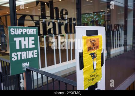 Des pancartes sont visibles à l'extérieur des bureaux du journal Guardian et observer pendant la grève des journalistes et des travailleurs de la production, le 13 décembre 2024, à Londres, en Angleterre. Organisée par le Syndicat national des journalistes (NUJ), c'est la deuxième grève de deux 48 heures en décembre, une manifestation contre la vente de l'Observateur (le plus ancien titre de journal du dimanche au monde), âgé de 233 ans, par le Scott Trust - les propriétaires du Guardian Media Group, à Tortoise Media. Banque D'Images