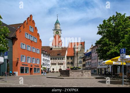 Scène quotidienne sur le Hofstatt, la place du marché historique dans le centre historique de Überlingen, Bade-Württemberg, Allemagne, pour usage éditorial uniquement. Banque D'Images