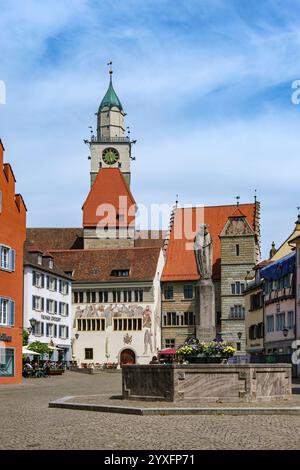 Scène quotidienne sur le Hofstatt, la place du marché historique dans le centre historique de Überlingen, Bade-Württemberg, Allemagne, pour usage éditorial uniquement. Banque D'Images