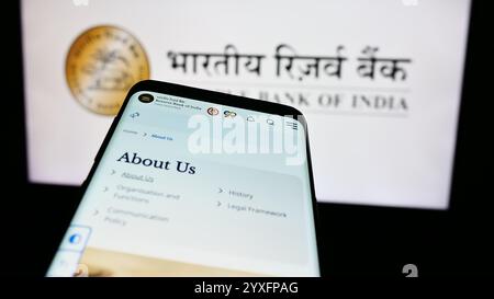 Dans cette illustration photo, un smartphone avec le site Web de la banque centrale indienne Reserve Bank of India (RBI) est vu devant le logo. Banque D'Images