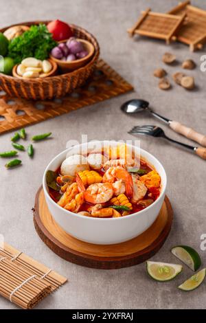 Bol à soupe de crevettes, Tom Yum ou tom Yam est un type de soupe thaïlandaise chaude et aigre, généralement cuite avec des crevettes (crevettes) Banque D'Images