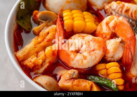 Bol à soupe de crevettes, Tom Yum ou tom Yam est un type de soupe thaïlandaise chaude et aigre, généralement cuite avec des crevettes (crevettes) Banque D'Images