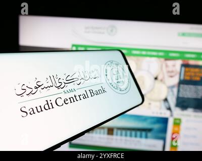 Allemagne. 14 juin 2024. Dans cette illustration photo, un smartphone avec le logo de l'institution financière Saudi Central Bank (SAMA) est vu en face du site. (Photo timon Schneider/SOPA images/SIPA USA) *** strictement à des fins éditoriales *** crédit : SIPA USA/Alamy Live News Banque D'Images