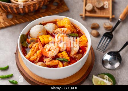 Bol à soupe de crevettes, Tom Yum ou tom Yam est un type de soupe thaïlandaise chaude et aigre, généralement cuite avec des crevettes (crevettes) Banque D'Images