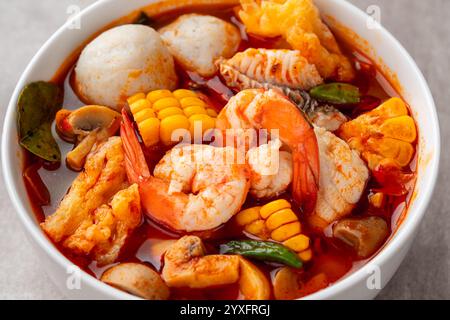 Bol à soupe de crevettes, Tom Yum ou tom Yam est un type de soupe thaïlandaise chaude et aigre, généralement cuite avec des crevettes (crevettes) Banque D'Images