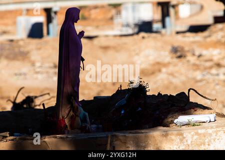 Paiporta, Valence, Espagne, 16e dec. Un autel avec une Vierge et des bougies au bord du ravin de Poyo dans la ville de Paiporta, 48 jours après les inondations à l'Horta Sud, Valence, le 29 octobre. Crédit : Eduardo Ripoll crédit : Eduardo Ripoll Vidal/Alamy Live News Banque D'Images