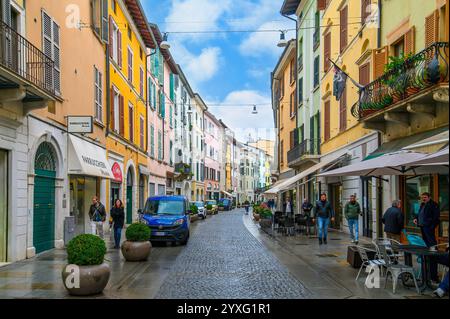 Brescia, Italie. Bâtiment coloré traditionnel avec balcons, fenêtres à volets et murs multicolores dans une rue italienne typique Banque D'Images