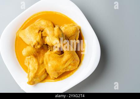 Cuisine traditionnelle indonésienne : Ayam Gulai Padang. Ayam Gulai est un plat populaire de curry de poulet de Padang, dans l'ouest de Sumatra Banque D'Images