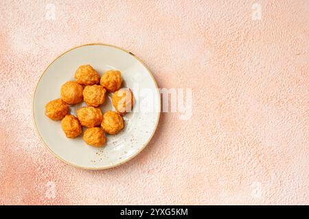 Bakso Ayam, boulette de poulet indonésien crue dans un bol Banque D'Images