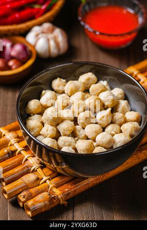 Pentol est un type de snack que l'on peut trouver en Indonésie. c'est un type de boulettes de viande de bœuf avec de la farine, habituellement donné avec de la sauce aux arachides et du sambal. Banque D'Images