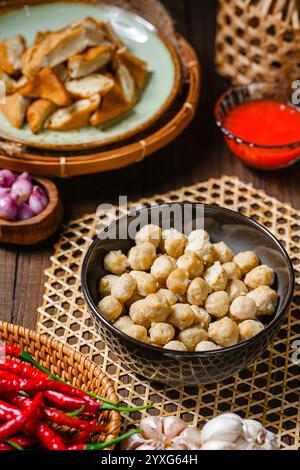 Pentol est un type de snack que l'on peut trouver en Indonésie. c'est un type de boulettes de viande de bœuf avec de la farine, habituellement donné avec de la sauce aux arachides et du sambal. Banque D'Images