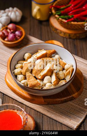 Pentol est un type de snack que l'on peut trouver en Indonésie. c'est un type de boulettes de viande de bœuf avec de la farine, habituellement donné avec de la sauce aux arachides et du sambal. Banque D'Images