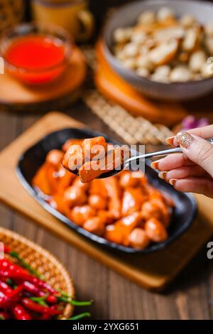 Pentol est un type de snack que l'on peut trouver en Indonésie. c'est un type de boulettes de viande de bœuf avec de la farine, habituellement donné avec de la sauce aux arachides et du sambal. Banque D'Images