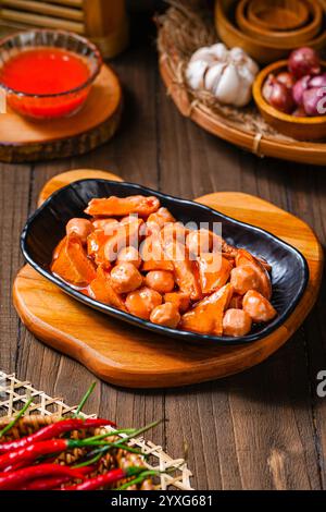 Pentol est un type de snack que l'on peut trouver en Indonésie. c'est un type de boulettes de viande de bœuf avec de la farine, habituellement donné avec de la sauce aux arachides et du sambal. Banque D'Images