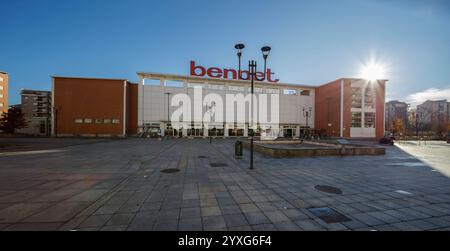 Turin, Piémont, Italie - 11 décembre 2024 : parvis vide devant un centre commercial un matin d'hiver. Banque D'Images