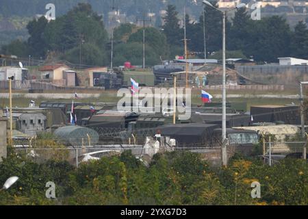 Les soldats russes se retirent de la base aérienne de Khmeimim près de la ville syrienne de Lattaquié (Lattaquié). Dans cette photo du 15 décembre 2024 Force aérienne russe à Banque D'Images