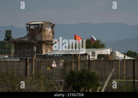 Les soldats russes se retirent de la base aérienne de Khmeimim près de la ville syrienne de Lattaquié (Lattaquié). Dans cette photo du 15 décembre 2024 Force aérienne russe à Banque D'Images