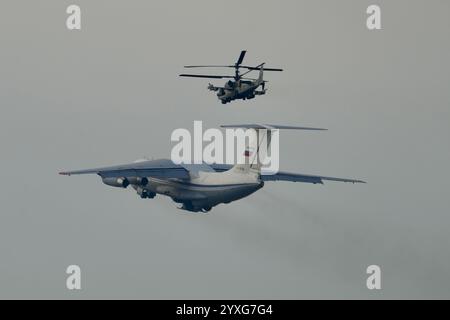 Les soldats russes se retirent de la base aérienne de Khmeimim près de la ville syrienne de Lattaquié (Lattaquié). Dans cette photo du 15 décembre 2024 Force aérienne russe à Banque D'Images