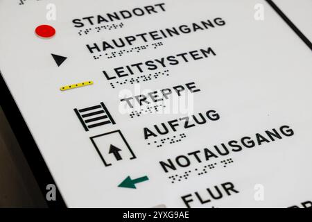 Einweihung des Centrum für Fundamentale Physik CFP auf dem Mainzer Gutenberg-Campus, Johannes Gutenberg-Universität Mainz, Prisma Forschungsquatier Wegweiser mit Brailleschrift oder Punktschrift oder Blindenschrift 16.12.24 *** inauguration du Centre de physique fondamentale CFP sur le campus Gutenberg Mainz, Johannes Gutenberg University Mainz, Prisma Research Quarters avec 12 ou 24 Banque D'Images