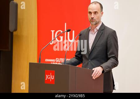 Einweihung des Centrum für Fundamentale Physik CFP auf dem Mainzer Gutenberg-Campus, Johannes Gutenberg-Universität Mainz, Prisma Forschungsquatier Clemens Hoch Minister im Ministerium für Wissenschaft und Gesundheit des Landes Rheinland-Pfalz 16.12.24 *** inauguration du Centre de physique fondamentale CFP sur le campus Gutenberg Mainz, Johannes Gutenberg Ministry, Prisma Forschemens University Mainz, Prisma Forschemens Hoch 16e ministre de la santé de l'État de Palhinland Banque D'Images