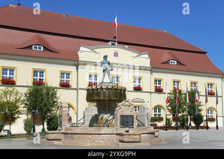 Hôtel de ville historique avec fontaine et sculpture devant les fleurs, hôtel de ville, fontaine Hansa sur la place du marché, Darlowo, Ruegenwalde, Powiat Slawi Banque D'Images