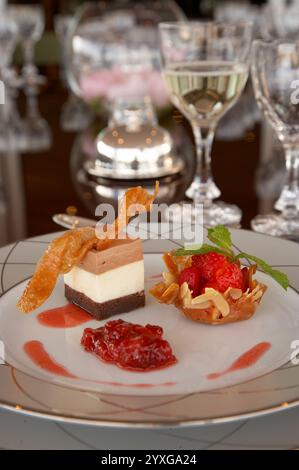 Présentation élégante de desserts avec chocolat et fruits dans un cadre de restaurant Banque D'Images