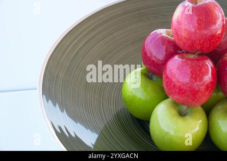 Pommes rouges et vertes fraîches disposées dans un bol élégant Banque D'Images