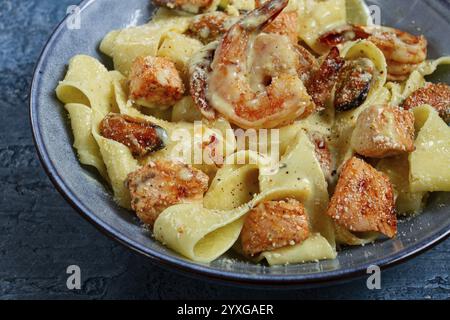 Pâtes Papardelle en sauce crémeuse aux fruits de mer, maison, pas de gens Banque D'Images