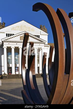 Place de l'Opéra avec sculpture d'art 5 Arcs x 5 de Bernar Venet devant la Deutsche Oper am Rhein, Duisbourg, Rhénanie du Nord-Westphalie, Allemagne, Europe Banque D'Images