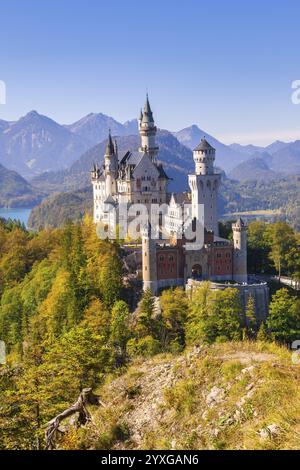 Château de Neuschwanstein entouré de forêts d'automne colorées avec un panorama de montagne, Schwangau, Ostallgaeu, Allgaeu, Souabe, haute Bavière, Bavière Banque D'Images