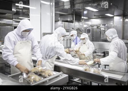 Production de canards salés dans l'usine de Nan Jing Ying Tao Yo Co. Ltd., pour la consommation dans les restaurants mais aussi pour la vente comme produits durables et comme s. Banque D'Images