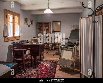 Sanok, Pologne - 4 mai 2024. Cabinet du médecin vintage au Folk architecture Museum de Sanok. Banque D'Images