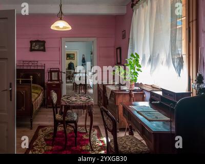 Sanok, Pologne - 4 mai 2024. Un aperçu du passé avec cette charmante chambre vintage, peinte dans une teinte rose douce au Folk architecture Museum Banque D'Images