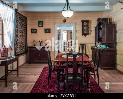 Sanok, Pologne - 4 mai 2024. Charmante salle à manger Vintage dans une maison rustique au Folk architecture Museum à Sanok. Banque D'Images