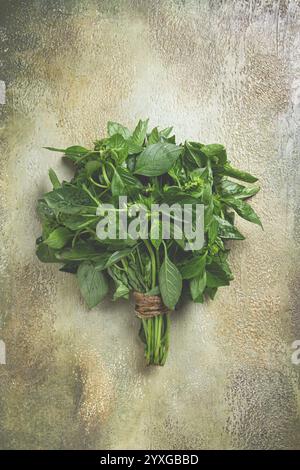 Bouquet de basilic vert frais, sur la table, vue de dessus, pas de gens Banque D'Images