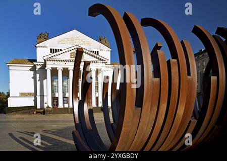 Place de l'Opéra avec sculpture d'art 5 Arcs x 5 de Bernar Venet devant la Deutsche Oper am Rhein, Duisbourg, Rhénanie du Nord-Westphalie, Allemagne, Europe Banque D'Images