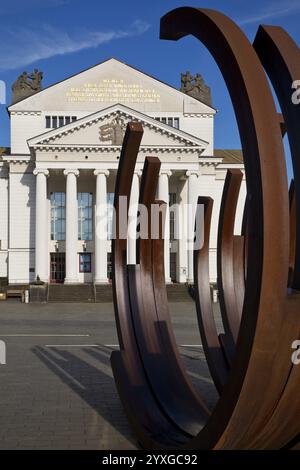 Place de l'Opéra avec sculpture d'art 5 Arcs x 5 de Bernar Venet devant la Deutsche Oper am Rhein, Duisbourg, Rhénanie du Nord-Westphalie, Allemagne, Europe Banque D'Images