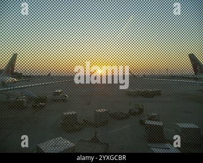 Aéroport de Berlin Ber, vue à travers les vitres perforées, voie de circulation au lever du soleil en novembre, Berlin, Allemagne, Europe Banque D'Images