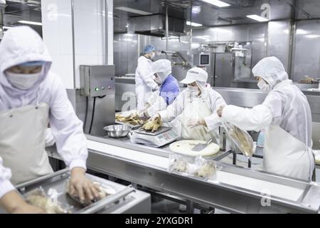 Production de canards salés dans l'usine de Nan Jing Ying Tao Yo Co. Ltd., pour la consommation dans les restaurants mais aussi pour la vente comme produits durables et comme s. Banque D'Images