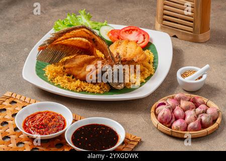 Gurame Goreng Kipas ou 'Fried Gourami Fan', ikan goreng ou poisson frit de gourami disposés en éventail. Servi avec sambal terasi et sambal kecap. Banque D'Images
