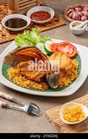 Gurame Goreng Kipas ou 'Fried Gourami Fan', ikan goreng ou poisson frit de gourami disposés en éventail. Servi avec sambal terasi et sambal kecap. Banque D'Images
