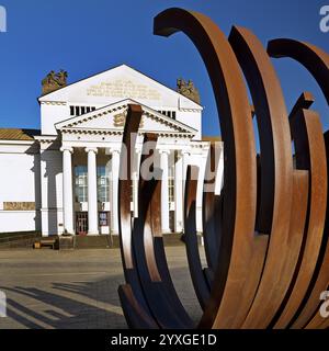 Place de l'Opéra avec sculpture d'art 5 Arcs x 5 de Bernar Venet devant la Deutsche Oper am Rhein, Duisbourg, Rhénanie du Nord-Westphalie, Allemagne, Europe Banque D'Images