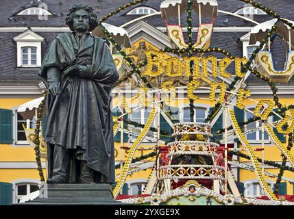 Le monument Beethoven devant le marché de Noël de Bonn Grande roue sur Muensterplatz, Bonn, Rhénanie du Nord-Westphalie, Allemagne, Europe Banque D'Images