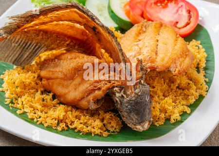Gurame Goreng Kipas ou 'Fried Gourami Fan', ikan goreng ou poisson frit de gourami disposés en éventail. Servi avec sambal terasi et sambal kecap. Banque D'Images