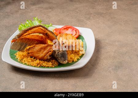Gurame Goreng Kipas ou 'Fried Gourami Fan', ikan goreng ou poisson frit de gourami disposés en éventail. Servi avec sambal terasi et sambal kecap. Banque D'Images