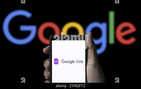 Logo Google Vids sur smartphon, Google Vids est une application de création vidéo en ligne incluse dans la suite Google Workspace. Banque D'Images