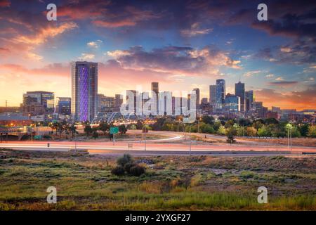 Denver, Colorado, États-Unis. Image de paysage urbain de Denver skyline, Colorado, États-Unis au lever du soleil spectaculaire en été. Banque D'Images