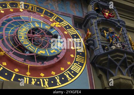 Les horloges astronomiques sur la Tour de l'horloge (Zytgloggethe) sur la rue principale dans la vieille ville de Berne, canton de Berne, Suisse. Banque D'Images
