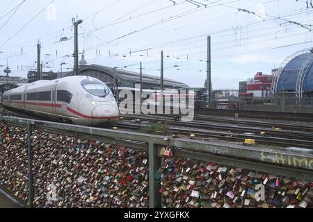 Vue de la gare centrale de Cologne avec GLACE, écluses d'amour en face, Cologne, Allemagne, Europe Banque D'Images
