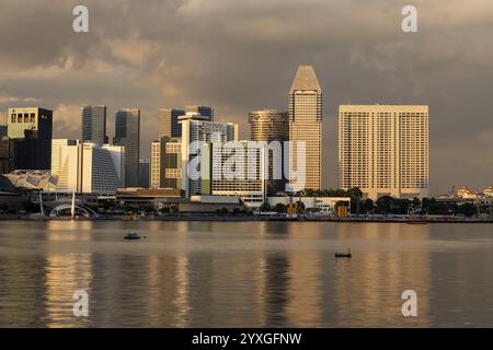 Horizon au coucher du soleil avec gratte-ciel Pan Pacific et hôtel Mandarin Oriental, Marina Bay, Singapour, Singapour, Asie Banque D'Images